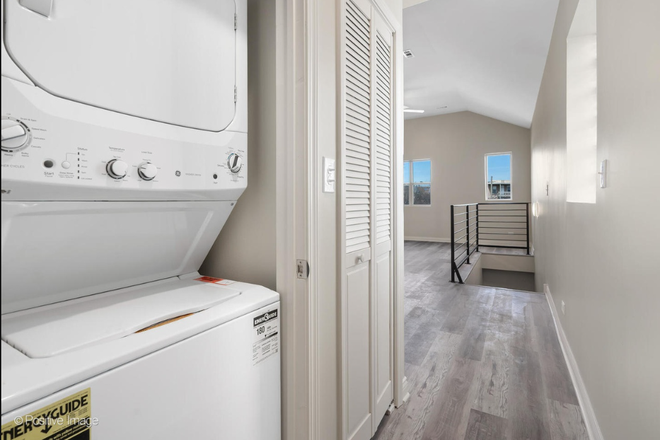 In-Unit Laundry - *PERFECT for STUDENTS. UIC, Rush, etc. Private room in medical district. 3 bed/2 full bath Triplex