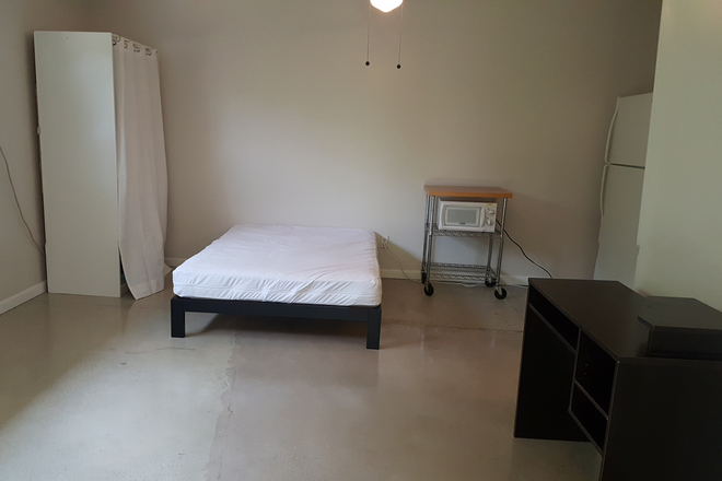 Newly remodeled concrete floor - QUITE PRIVATE GUEST UNIT House