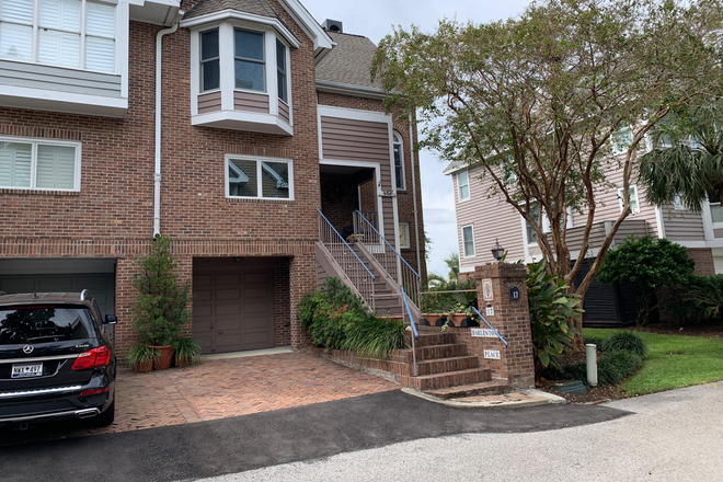 Private street with plenty of safe parking in front of house. - Harleston Place