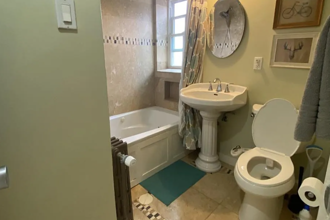Full Bathroom - 2-Bedroom Condo in North Park Hill, in-unit laundry, close to I-70 and Medical Campus