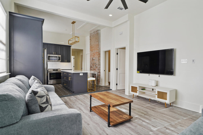 Living area - Easy Walk to Campus- 4 bedroom, 2 bath newly renovated bright and sunny home