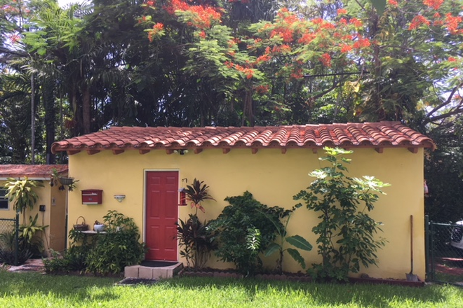 outside view of cottage - cottage Apartments