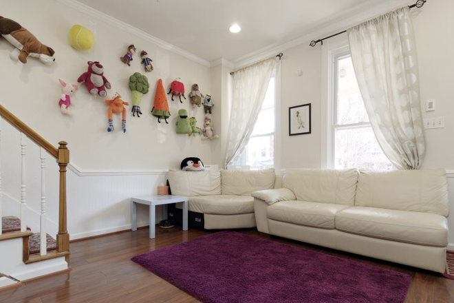 1st floor living room - Entire 4-Bed 2.5-BathTownhouse Near Hopkins