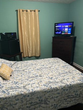 Same room different picture - Room For Rent, weeks,3,6, 12 Month Lease