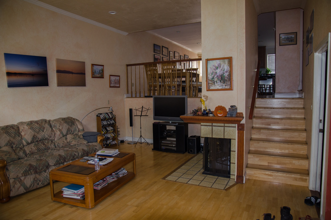 Living toom, view from entry - Great UCSD townhouse for rent in La Jolla/UTC