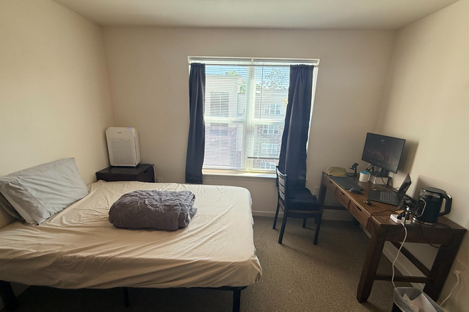 Bedroom - Summer Sublease – Private Bed/Bath Near UF & Southwest Rec