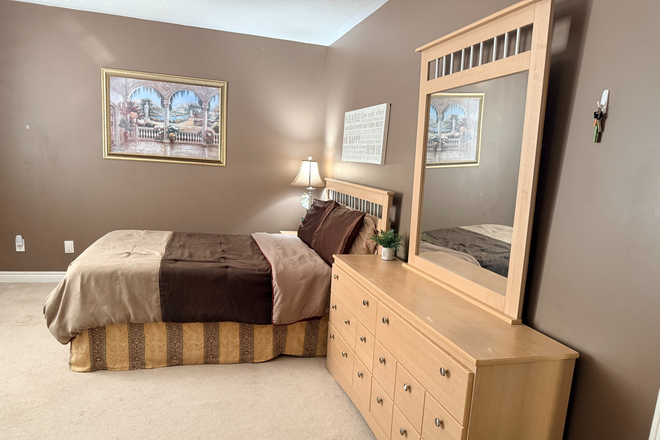 Bedroom B - (FOR FEMALE) Private rooms for rent in a shared house at Mallory Road