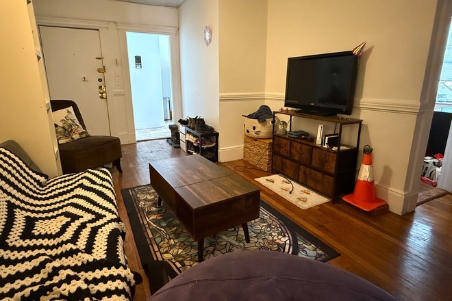 living room - Spacious Symphony 3 bed for 9/1 Apartments