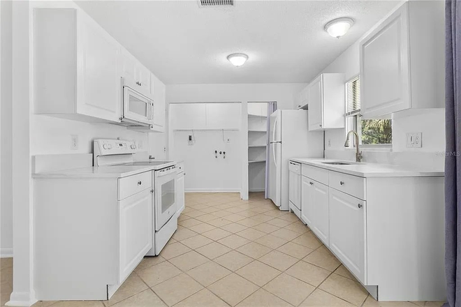 Kitchen - New 2-Bedroom Duplex Near UCF – 4 Rooms Available! Duplex