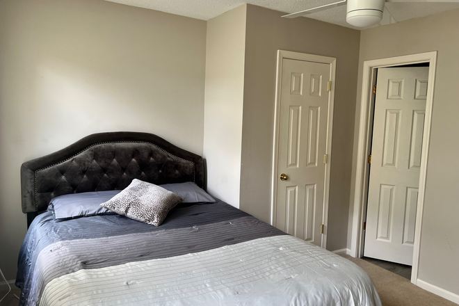 Queen bed and closet - Room with private bath/ community with a pool House