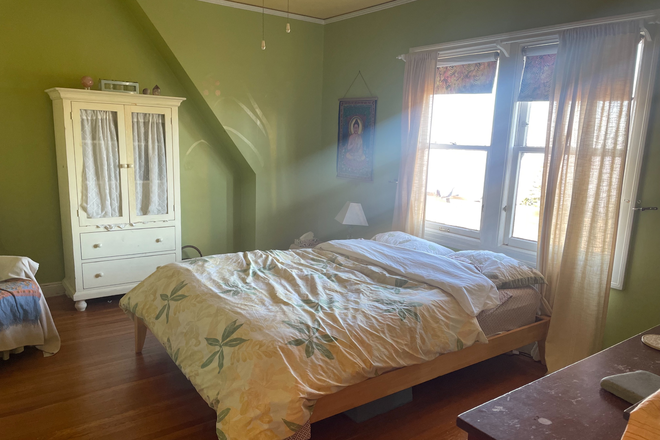 furnished bedroom with SF bay view - Light-filled spacious room in Berkeley hills home