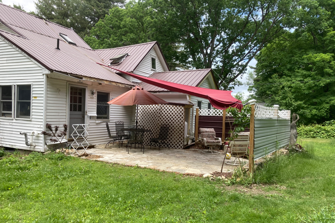 back yard patio, off kitchen - $700/bedroom  + kitchen/wifi/LR/Large yard//bath/laundry/parking House