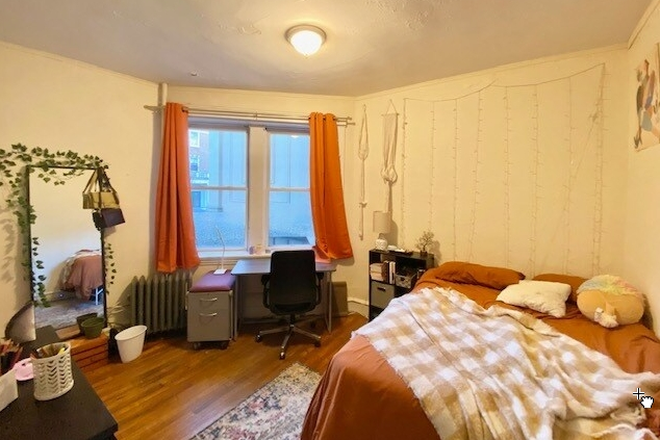 1 - NO BROKER FEE BU OFF CAMPUS 4 bedroom 1 Bath Avail 9/1 NO FEE! Condo