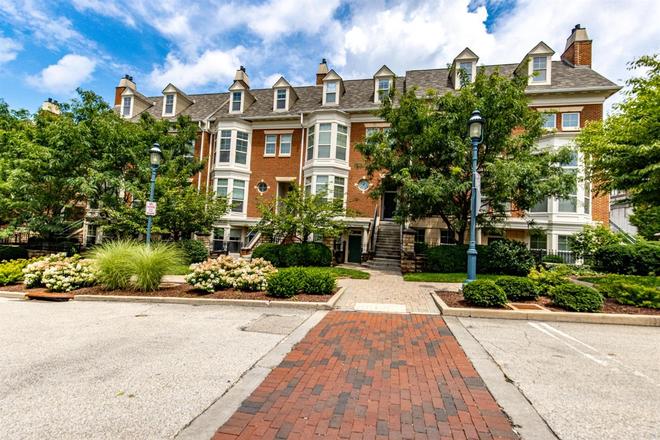 Street view - [Stetson Square, Furnished, 1B/1.5BA] Remodeled 1bed/1.5bath unit with patio across from UC Med