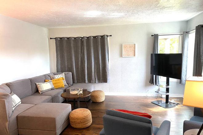 Living Room - 4bed, 2 bath House - 26th & Alder - central heat and A/C - utilities included