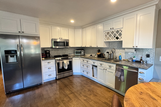 kitchen - Seeking roommate - nice condo near Pearl/campus