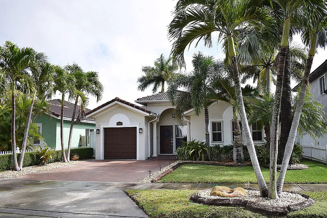 Frontyard - Single-family home, 3 bedroom 2 bath, with a pool, smarthome ready!