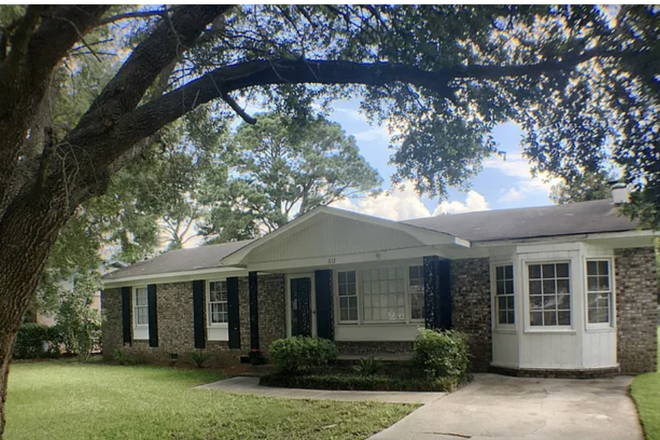 Quit cozy home with 3 bedrooms and 2 baths - Beautiful home with character and space!  3 BR/2BA on James Island