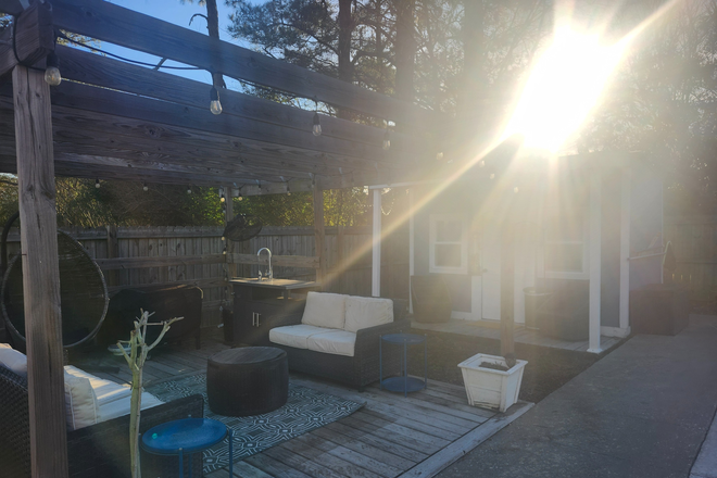 Pergola open to tenant. - Poolside Cottage Apartments