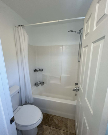 Upstairs Bathroom - Beautiful and Spacious House for Rent!!!