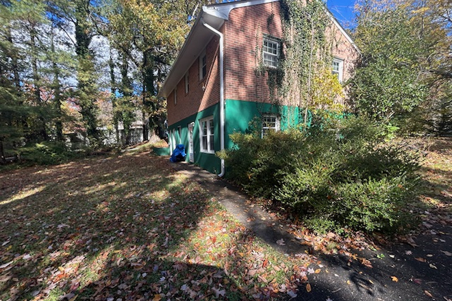 Sidewalk to door - 106 Boonsboro Dr lower level House