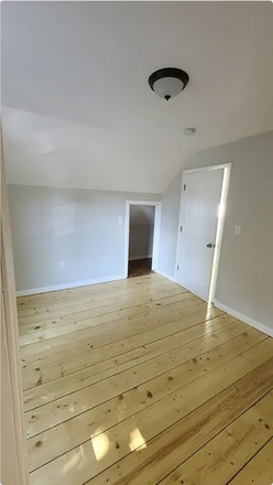Top floor back bedroom - Beautiful 5BR/2BA Two-Level Home in Roxbury’s Historic Honeysuckle Hill