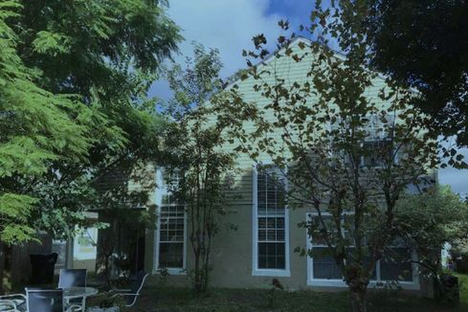 Backyard - Great location! Nearby to UCF House