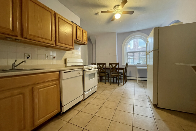 . - *NO BROKER FEE!* 4 Bed / 2 Bath w/ LAUNDRY IN UNIT! Parking AVAIL! Hot Water Inclu.! Avail. NOW!! Apartments