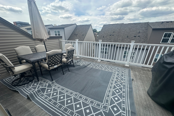 Rooftop Balcony - Contemporary Townhouse