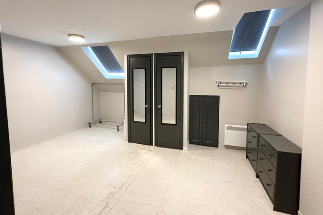 Bedroom - Large one bedroom unit with laundry and backyard House