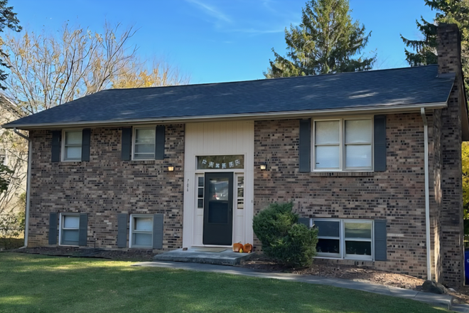 Outside - 1 Block to VT: Quiet, Standalone 3BR/3BA House (Avail. Aug 1)