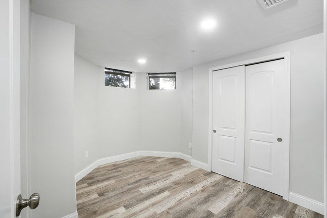 Bedroom available 8/1 - Private Room, Off-Street Parking, 5 Minute Walk to Brown, All Utilities Included Apartments