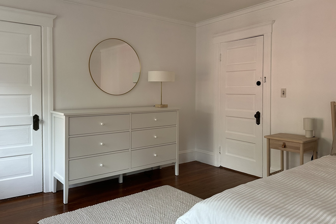 Freshly painted with new furniture. - Northampton  - Room in Round Hill neighborhood home **