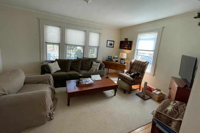 oversized living room - Biggest  & Brightest  5 BR Duplex