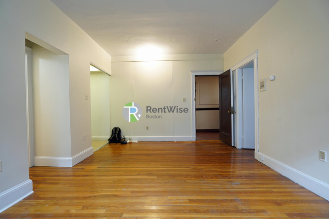 1 - SEPT 2026-HUGE Brighton 1 bed. H/HW inc. Elevator! No Fee To You! Apartments