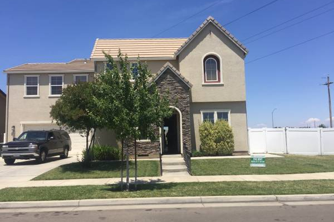Front of House - 4952 Webber Court- 5 minute drive to campus