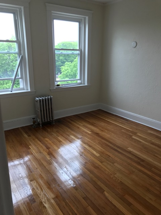 hubrealtyproperties.com - Front giant 2 bedroom split with update kitchen and bathroom, and deck