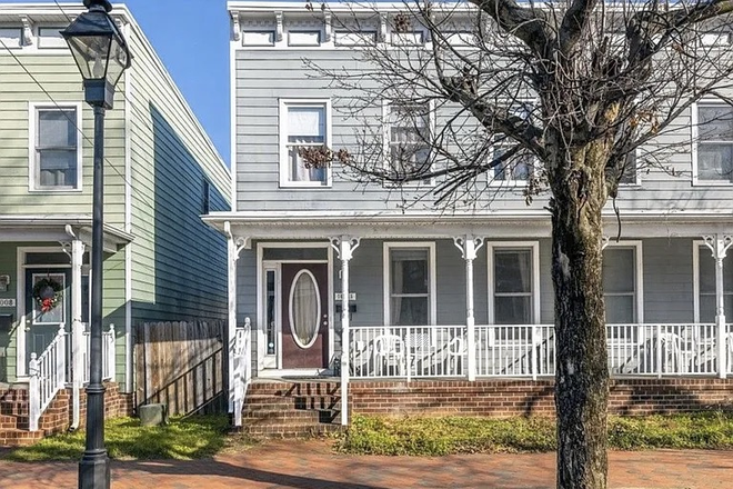 outside - Lease Takeover 5 minute walk from vcu. Private bathroom and bedroom with 3 female roomates