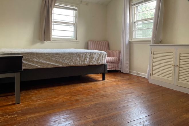 Furnished private bedroom - Furnished corner bedroom half mile to University House