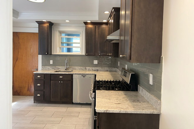 Kitchen - Conveniently Located 3 Bedroom Apartment Neponset/Morissey Blvd/Adams St Area