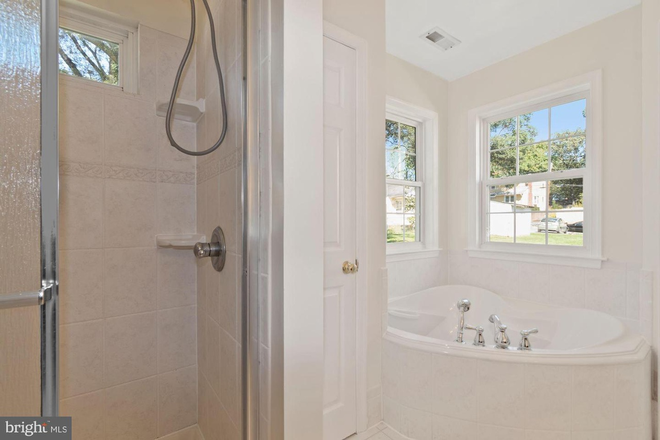 shower - Master Room with Private Luxury Bath And Walk In Closet House