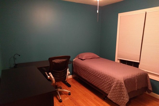 Your furnished room has a twin XL bed, desk, desk chair, dresser, ceiling fan - Furnished Room in Nice House, Close to VT