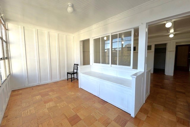 15 - Newly remodeled Studio, new stove, new refrigerator and upgraded bathroom and floors Apartments