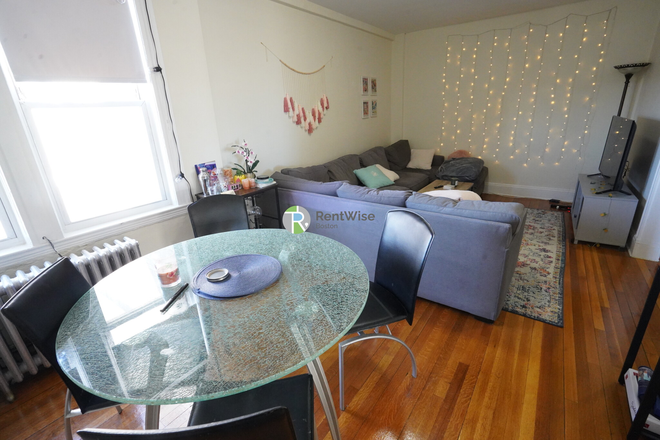 3 - SEPT 2025-Fantastic Comm Ave 2 bed, H/HW inc. Cat ok. No Fee To You! Apartments