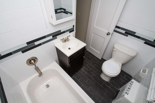Bathroom - Lynnewood Gardens Townhouse Room Available!