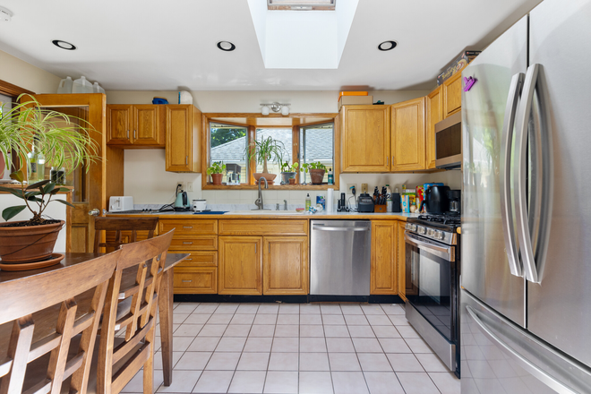 - - 27 Murray Hill Rd – Spacious 3-Bed in Prime West Somerville