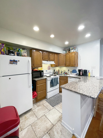 kitchen - 4 Bedroom 2 Bath 2 blocks from LaSalle University Townhome