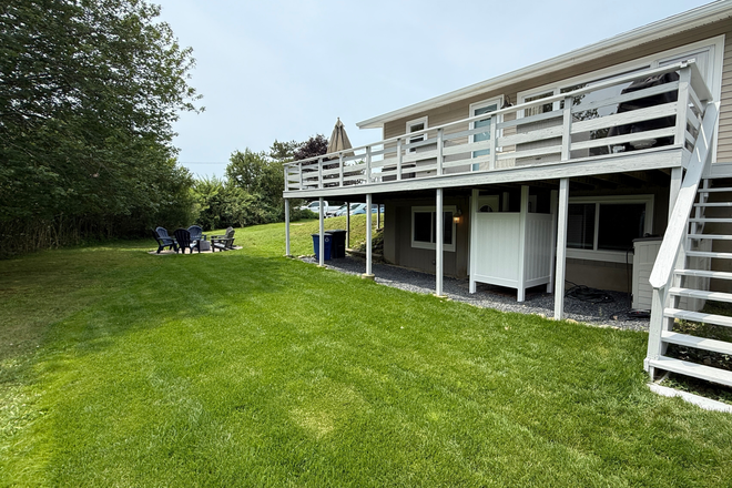 Exterior yard - Available for a group of 3! Beautiful 3 bedroom in Point Judith, Walk to resturants House