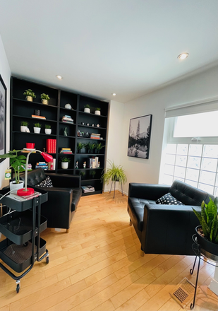 MAIN FLOOR READING LOUNGE - BLOOR HURON,$1550-$1800/M,FURNISHED BEDROOM W/ENSUITE OR SHARED BATH,MINS TO CAMPUS+SUBWAY