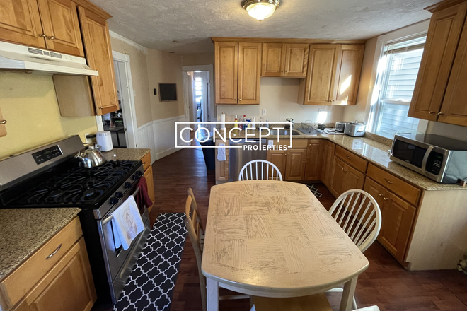 8 Eldora St #2 - [9.1.2026][No fee] Mission hill spacious 3 beds /2 baths with views [Private deck] Apartments